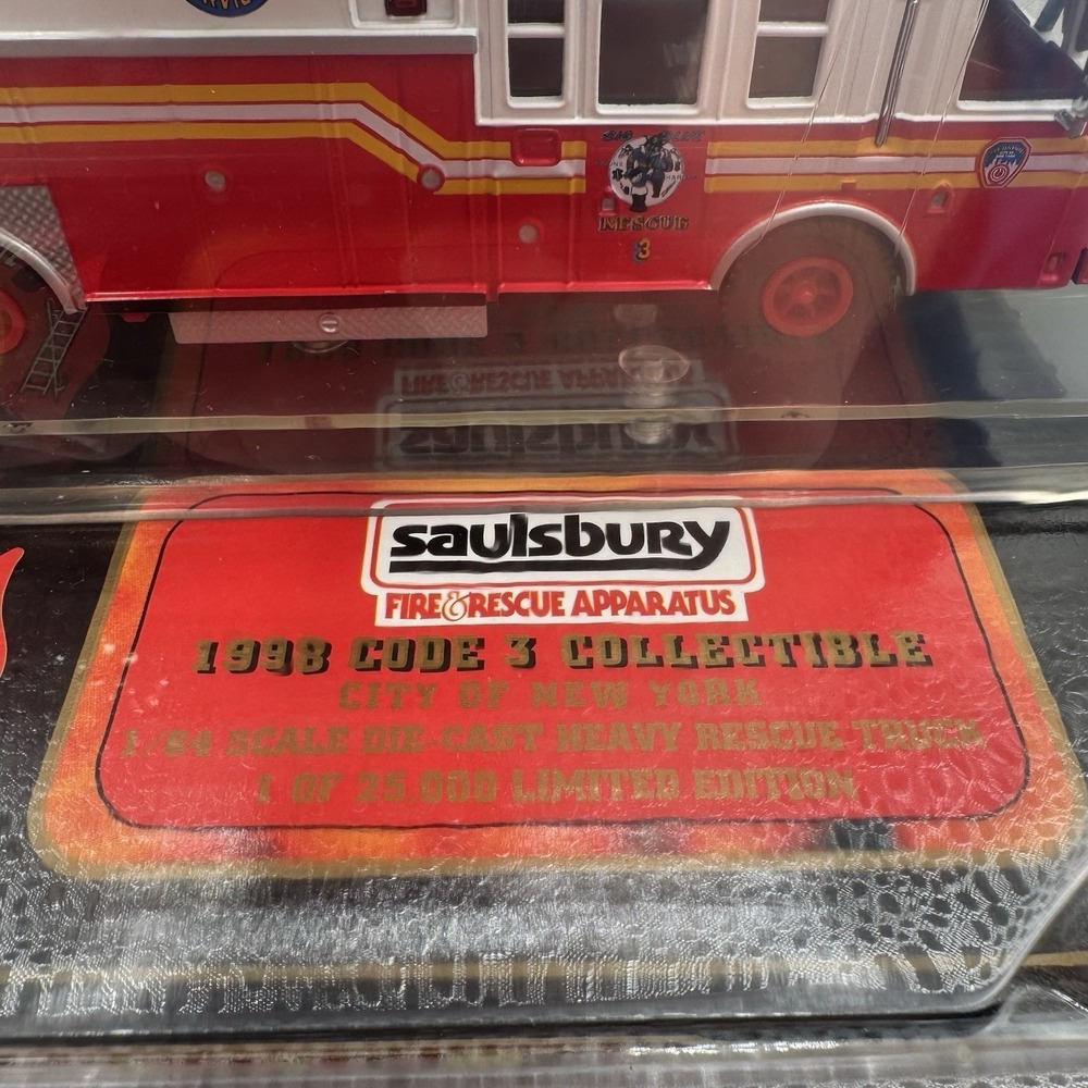 Code 3 1/64 Scale 12701 - Saulsbury Heavy Rescue Fire Truck FDNY Rescue 5 - Picture 5 of 10